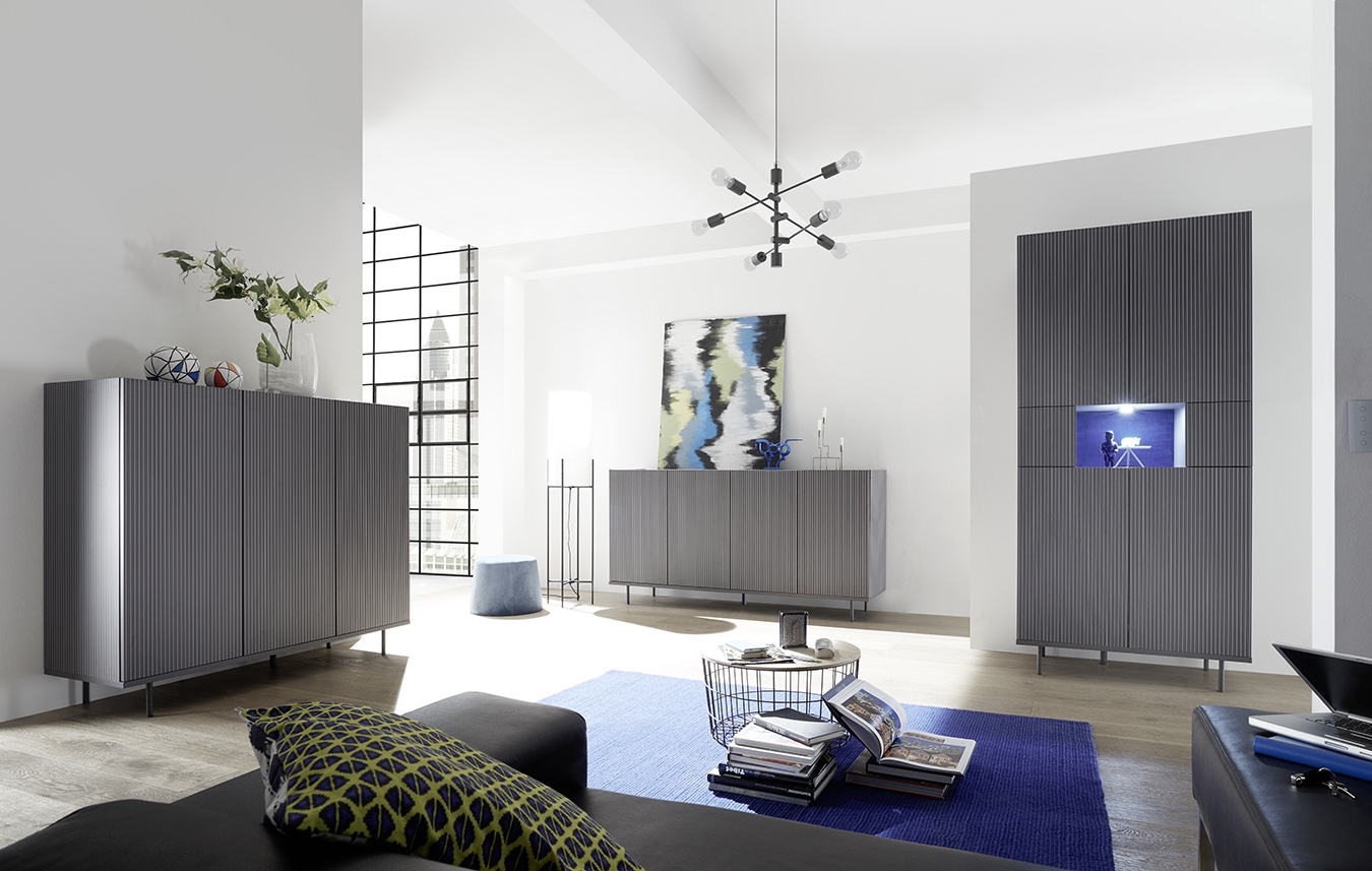 Sala completa con Madia alta, madia 3 e 4 ante con piedini, finitura grigio gessato