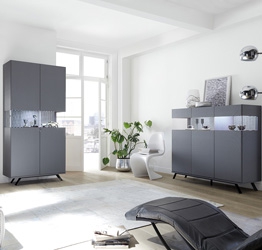 Sala moderna composta da Vetrina e Madia in finitura carbonio con piedino in ferro nero