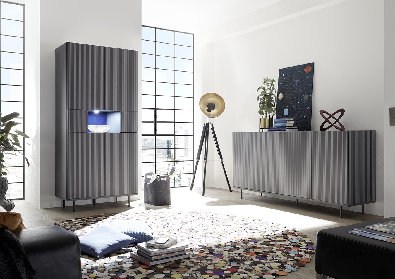 Sala moderna composta da Madia alta e Madia 4 ante in finitura grigio gessato con piedino