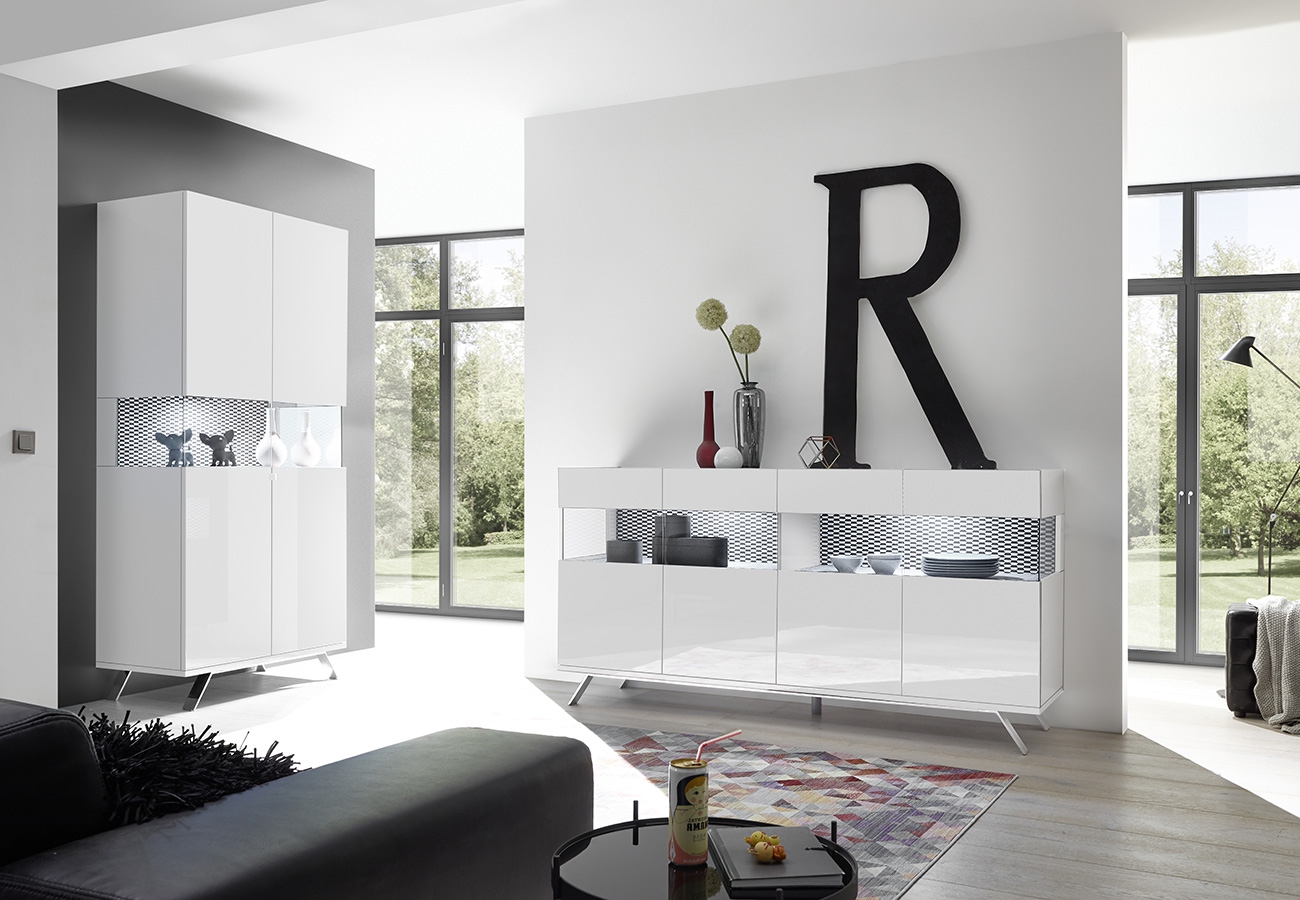 Sala composta da Vetrina e Madia in finitura bianco lucido con piedino in ferro e interni bianchi opachi