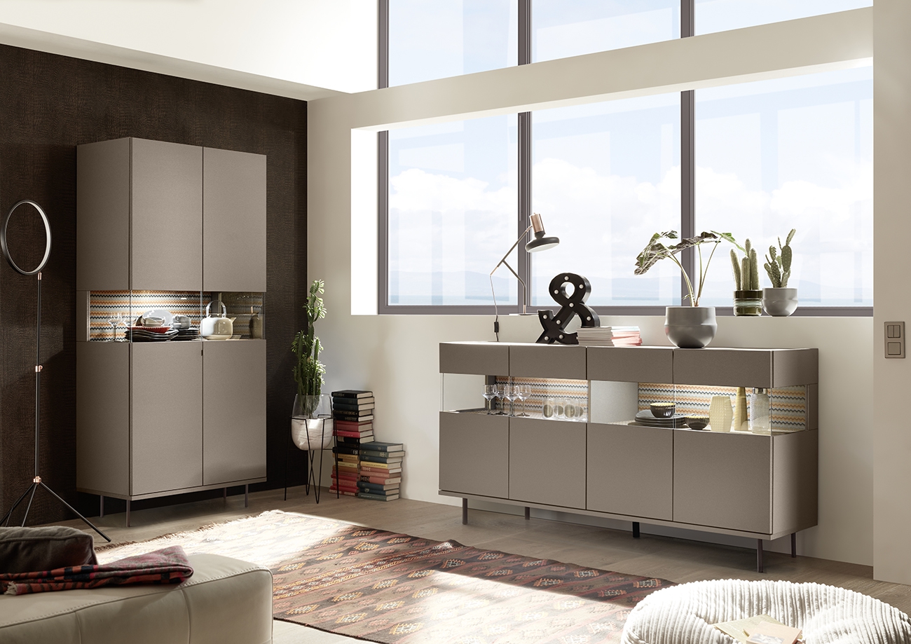 Sala moderna composta da Vetrina e Madia in finitura bronzo con piedini di design