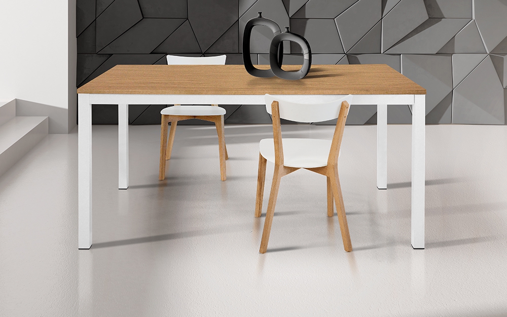 Tavolo moderno in rovere con struttura in metallo 110x70