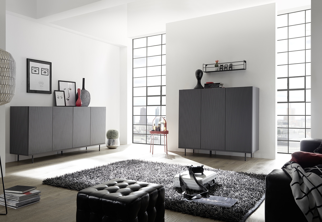 Sala moderna composta da Madia 2 e 3 ante, finitura grigio gessato