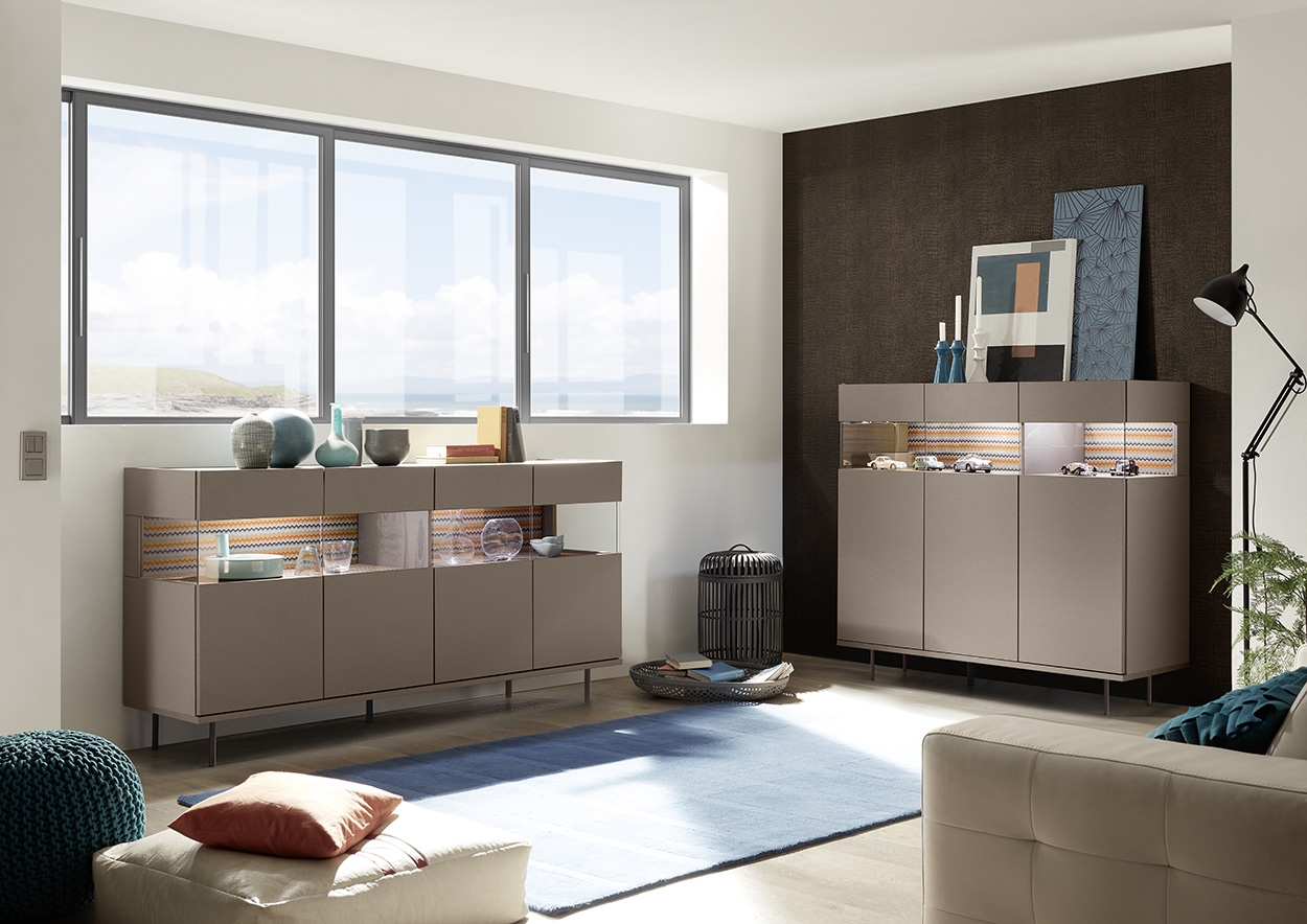 Sala moderna composta da Madia 2 e 3 ante, finitura bronzo, piedini di design