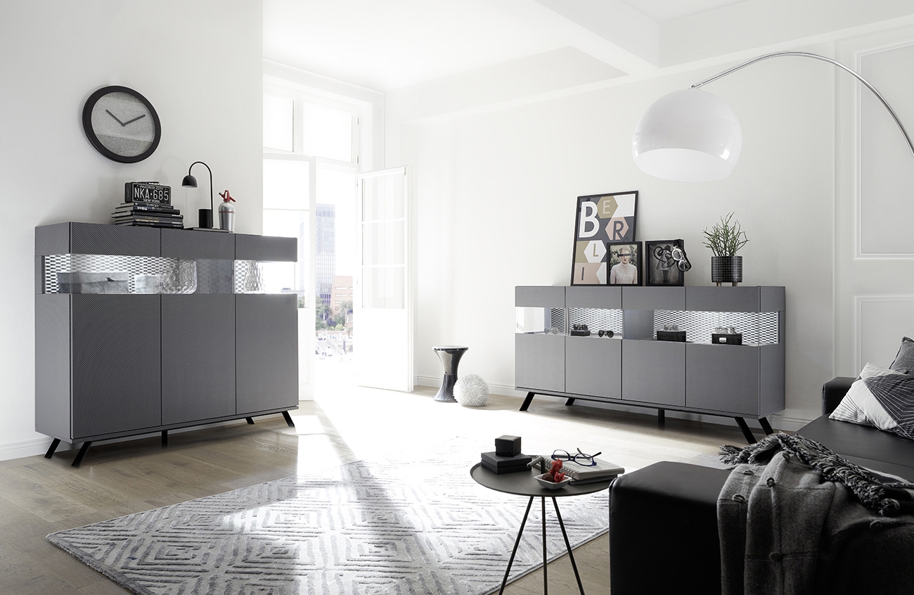 Sala moderna composta da Madia 2 e 3 ante, finitura carbonio, piedino in ferro nero