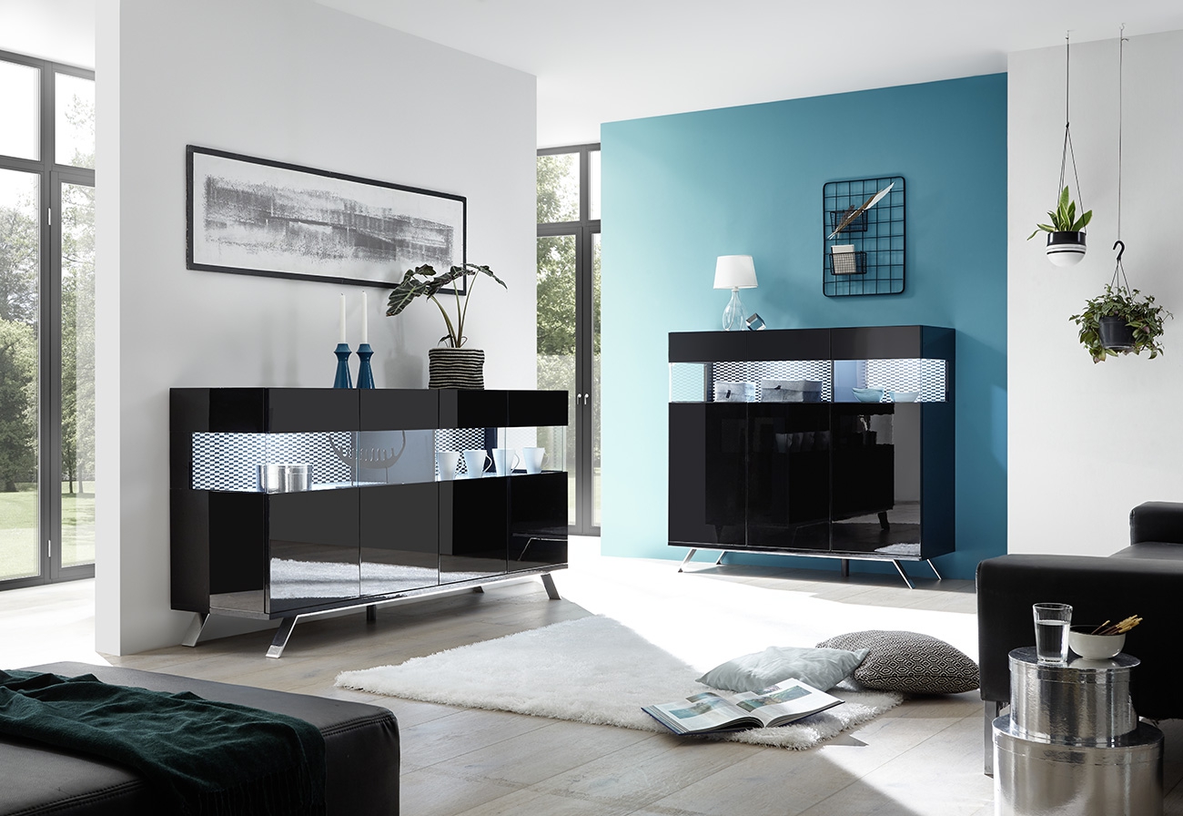 Sala moderna composta da Madia 2 e 3 ante, finitura nero lucido, piedino in ferro