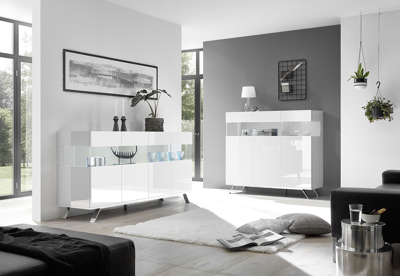 Sala moderna composta da Madia 2 e 3 ante, finitura bianco lucido, piedino in ferro e interni bianchi opachi