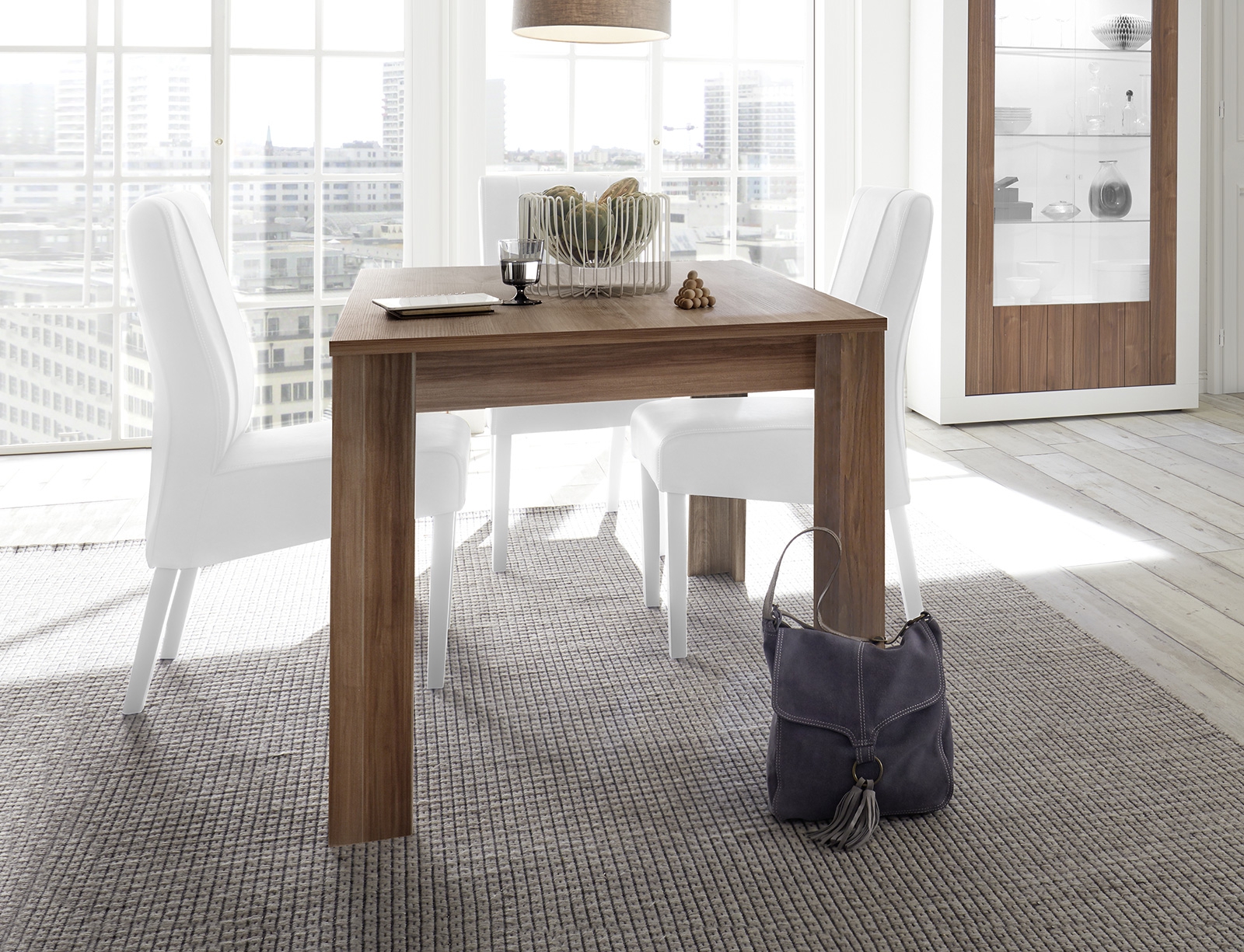 Sala completa di design con Madia, Vetrina e Tavolo fisso, finitura Bianco Lucido e Noce Dark