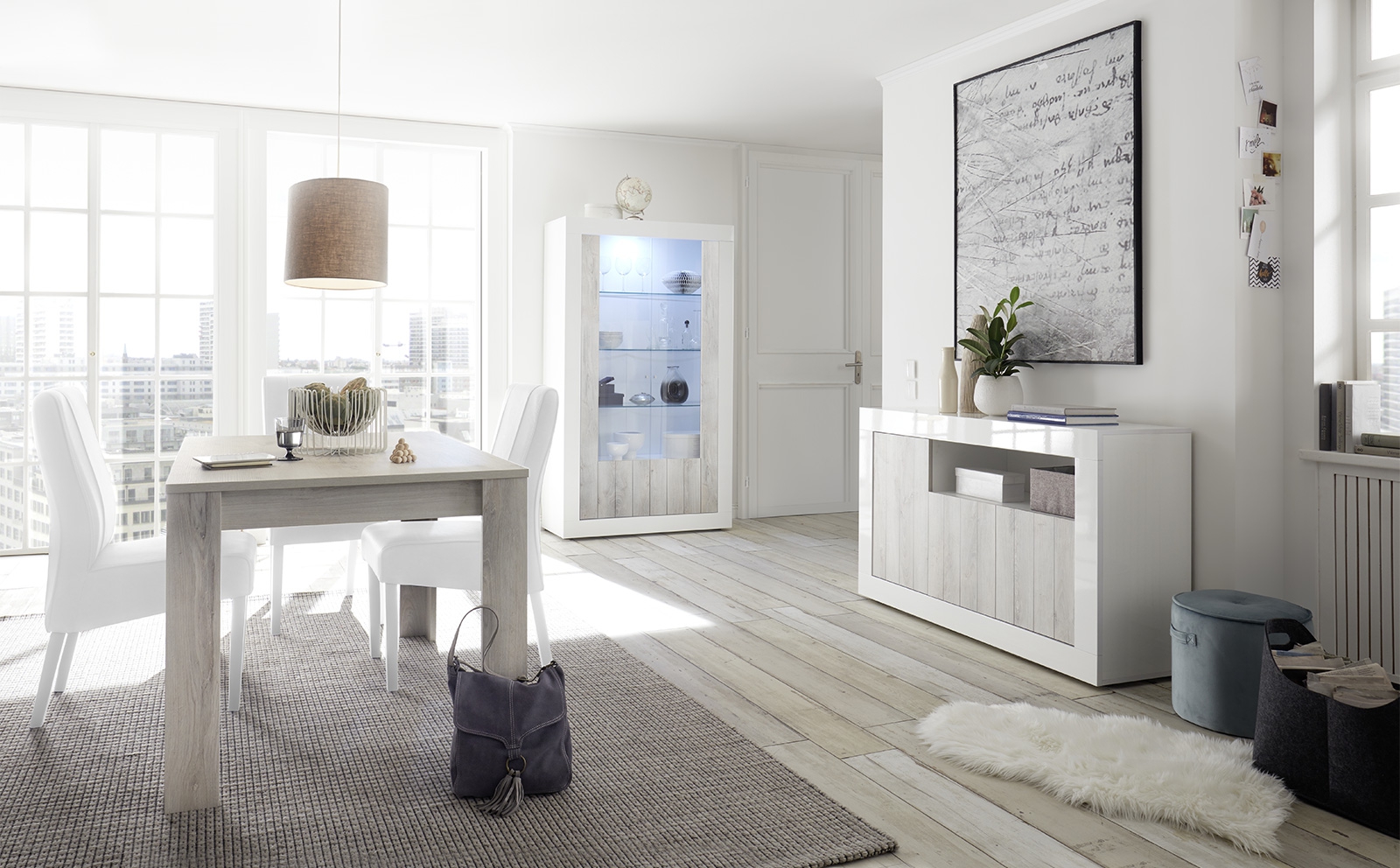 Sala completa di design con Madia, Vetrina e Tavolo fisso, finitura Bianco Lucido e Bianco Pino