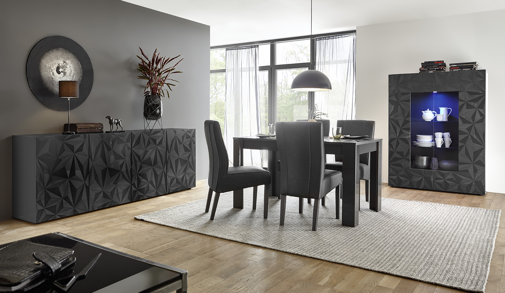Sala moderna completa di tavolo, madia 4 ante e vetrina, finitura grigia serigrafata