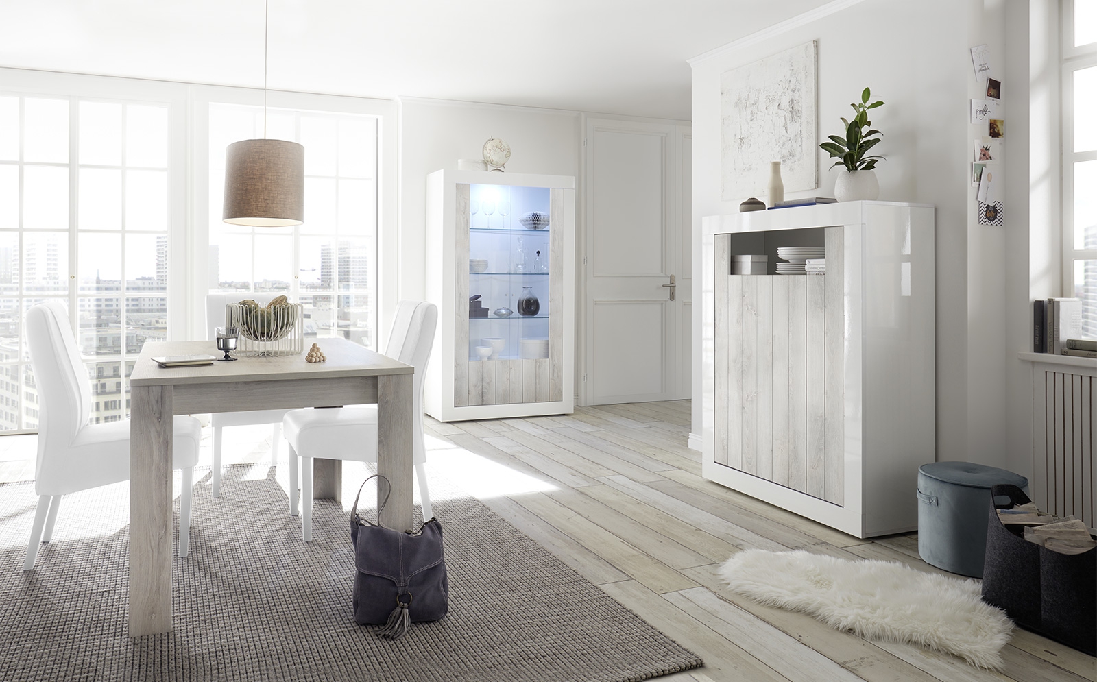 Sala completa di design con Madia Alta, Vetrina e Tavolo allungabile, finitura Pino Bianco e Bianco Lucido