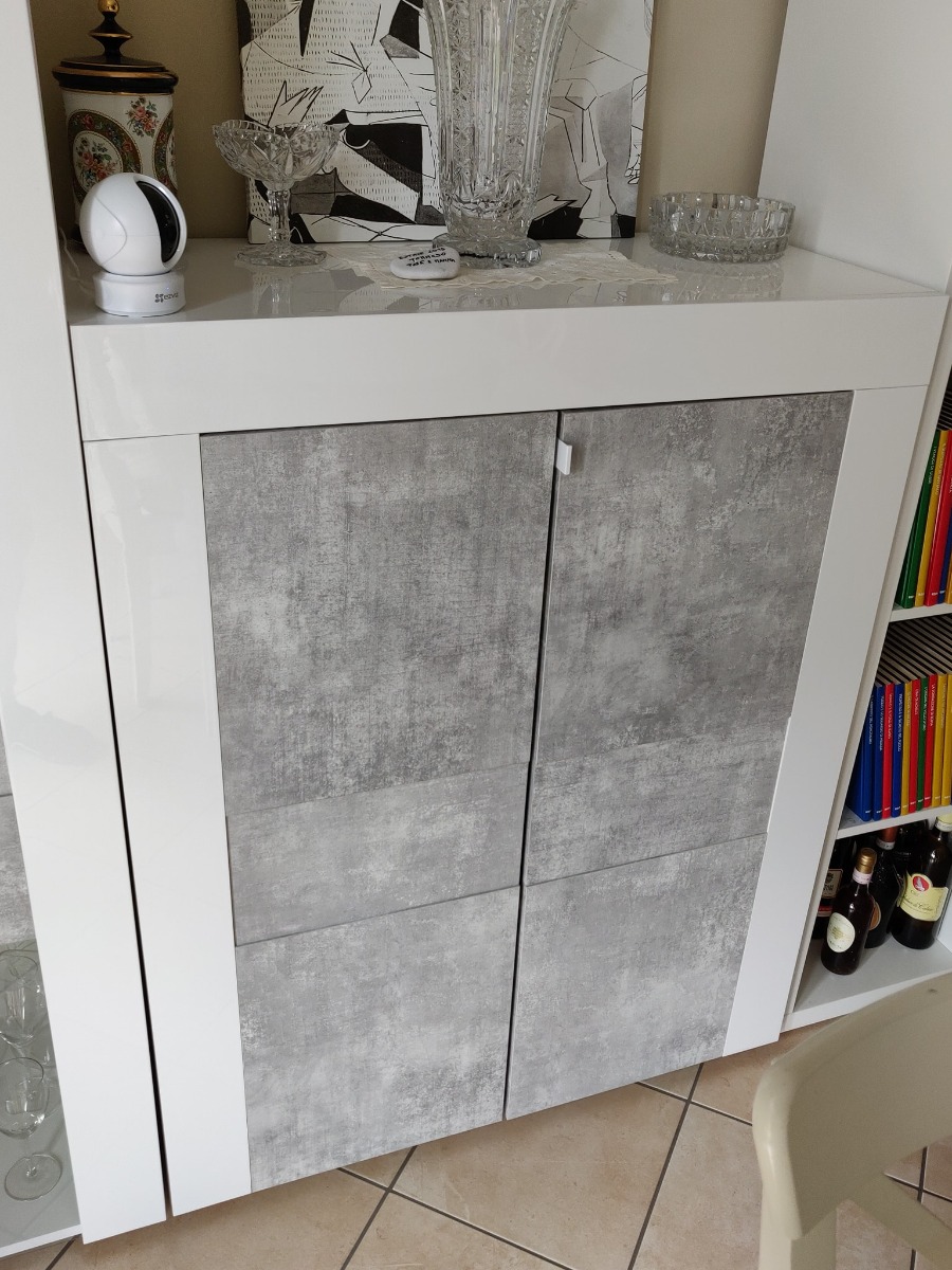 Credenza alta grigio e bianca a 2 ante