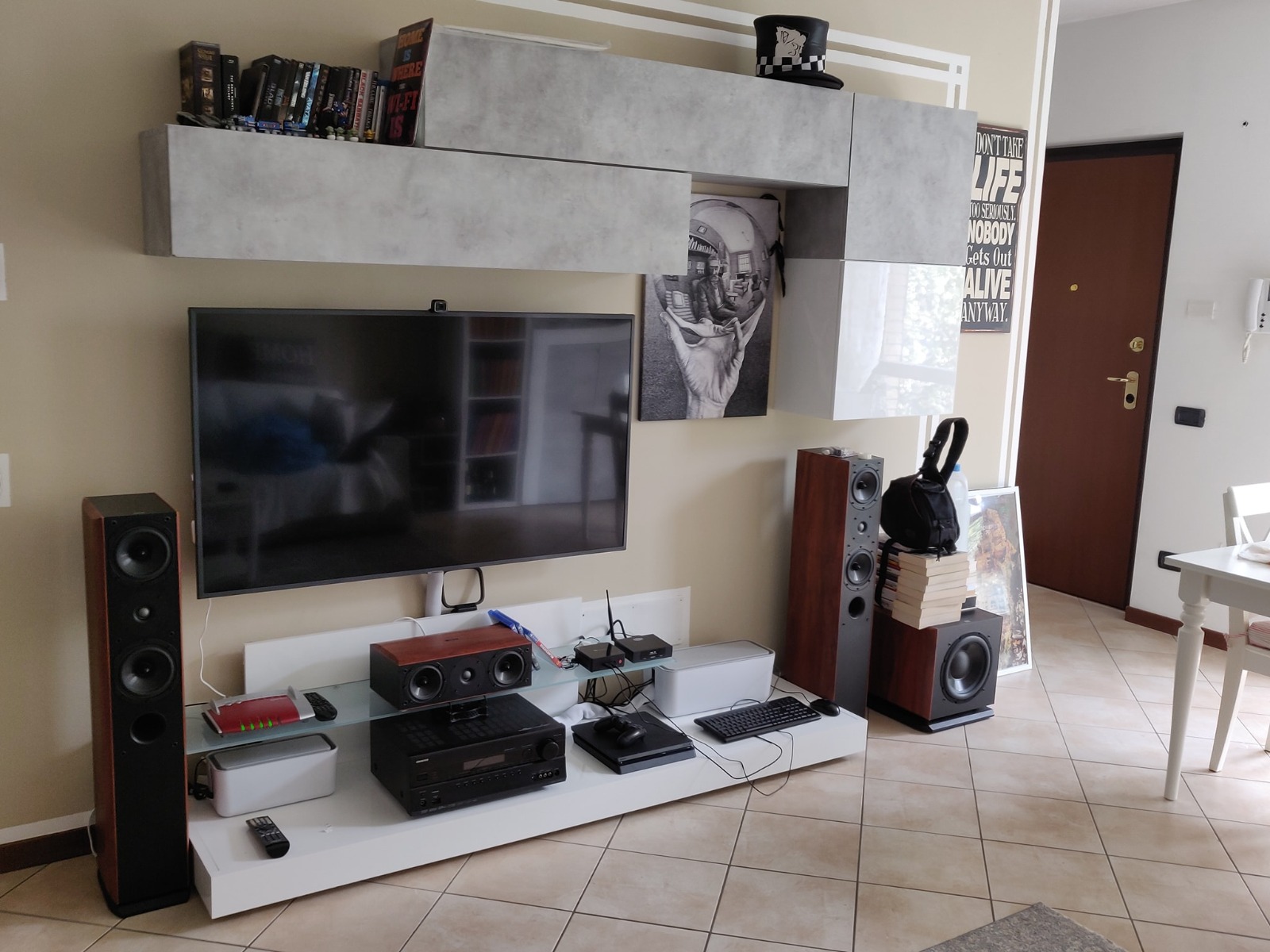 Parete attrezzata Porta TV, Pensili e Cubi, finitura Beton e Bianco Lucido