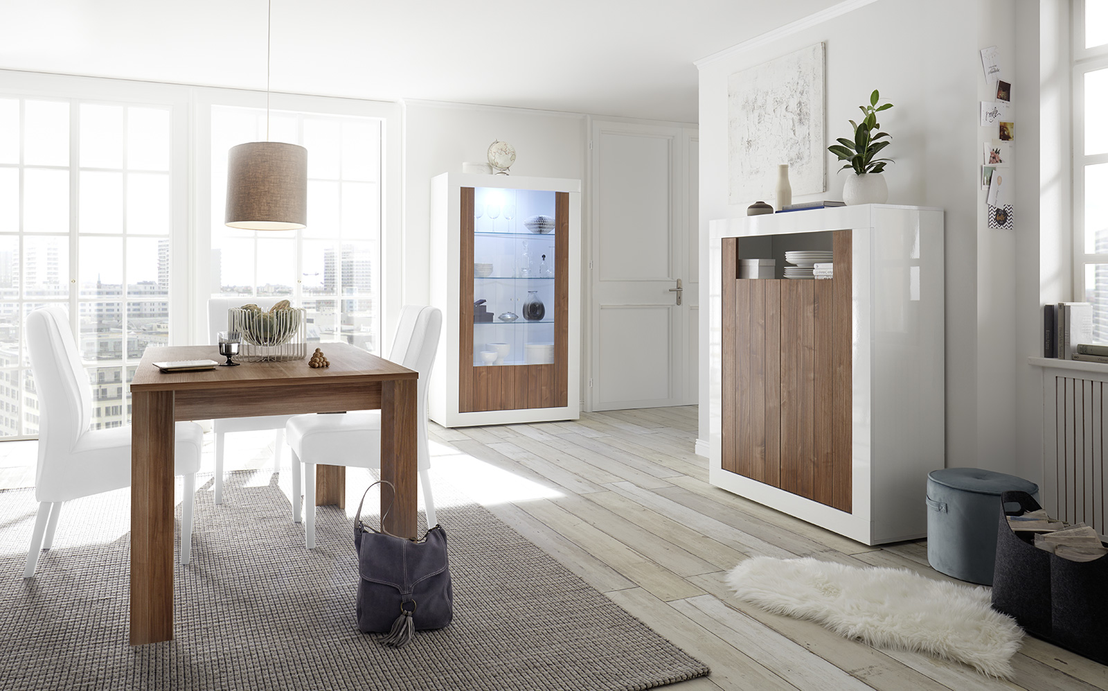 Sala completa di design con Madia Alta, Vetrina e Tavolo allungabile, finitura Bianco Lucido e Noce Dark