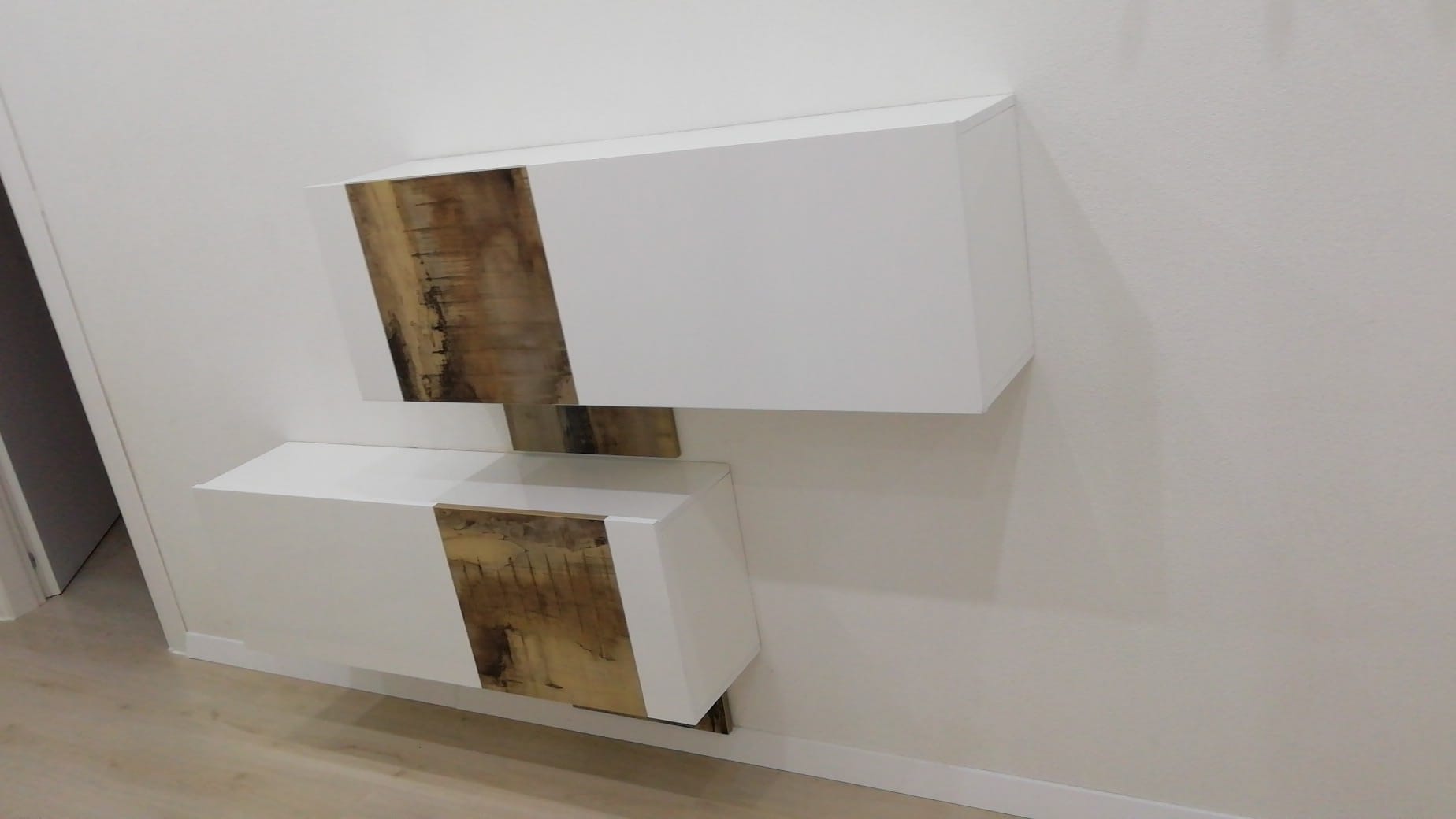 ACQUISTA ANCHE TU Scarpiera doppia finitura Bianco Lucido e Pero, design orizzontale e moderno