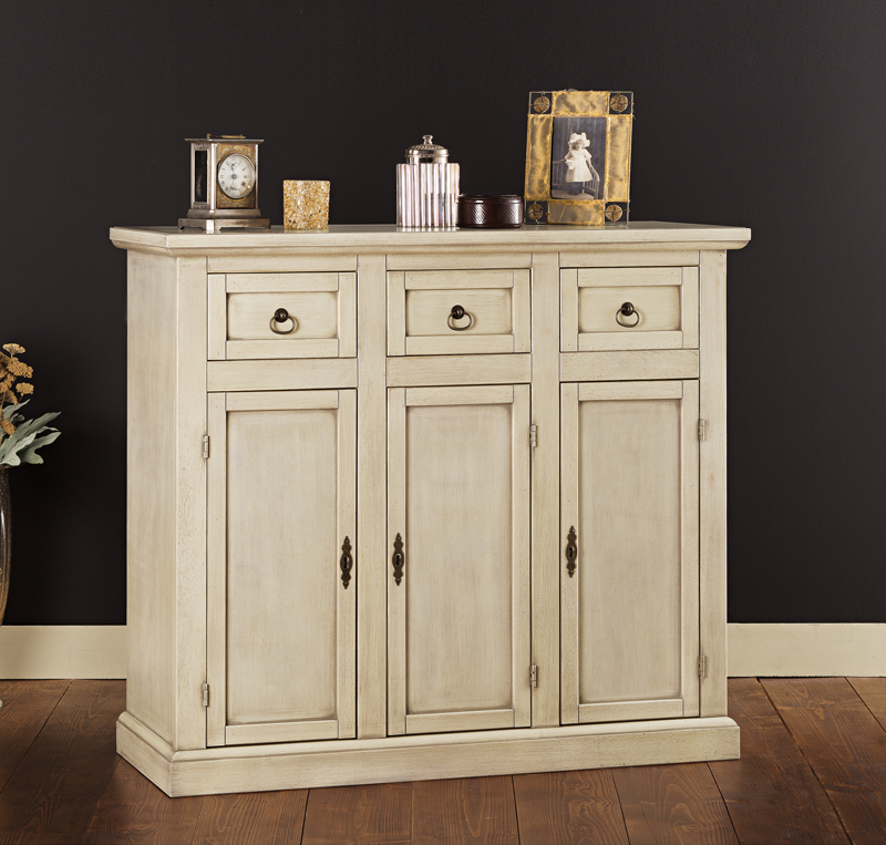 Credenzina in legno finitura laccato avorio patinato, con 3 porte e 3 cassetti 