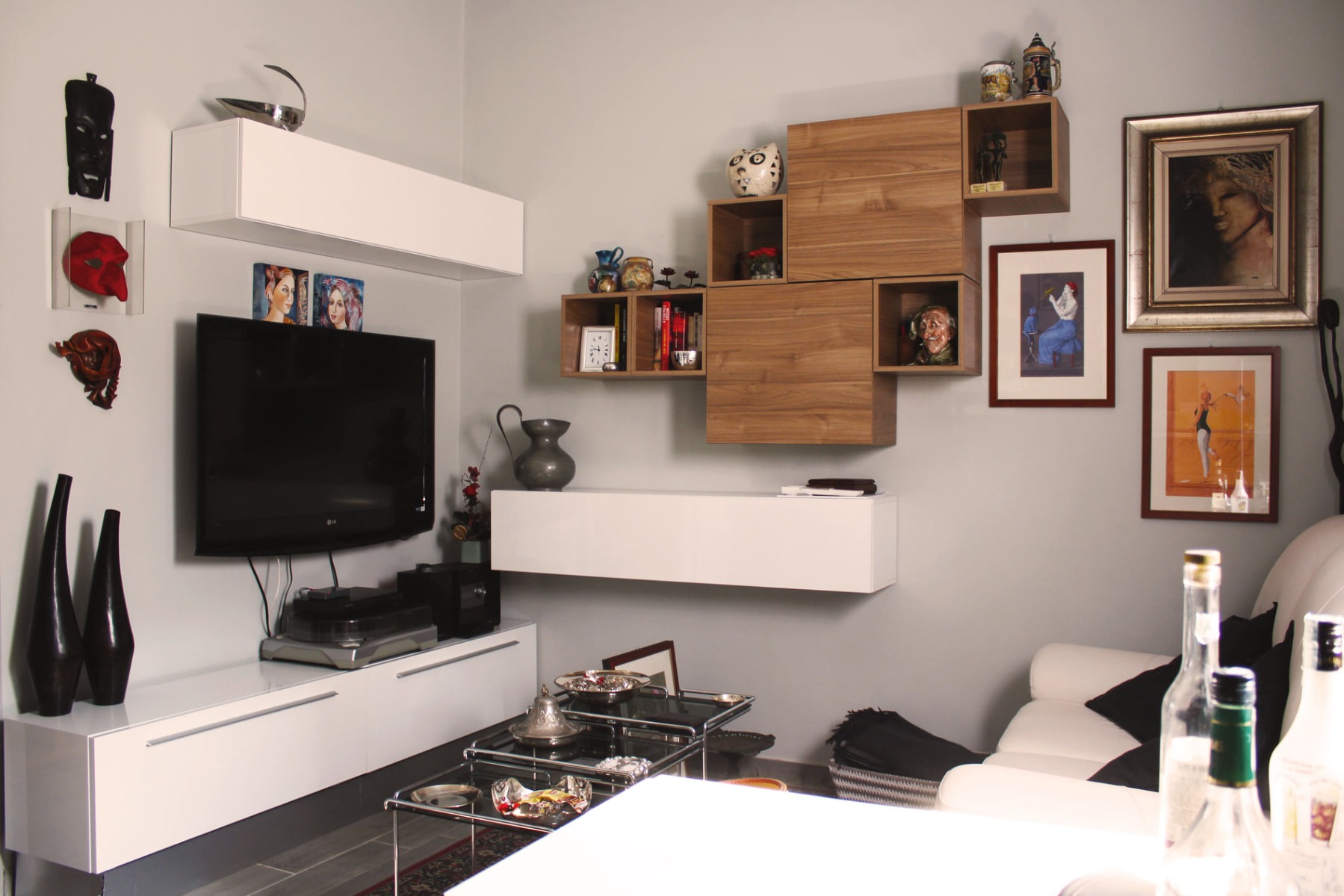 Parete moderna componibile, cubi e vani Noce stelvio e ribalte bianche lucide