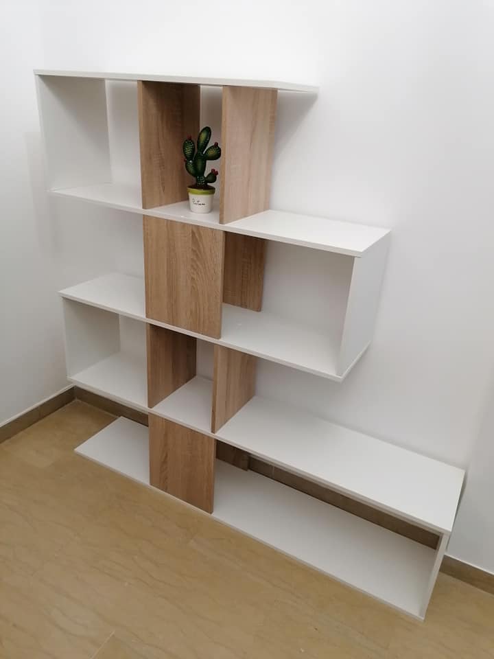 Libreria di design in legno color rovere e bianco opaco