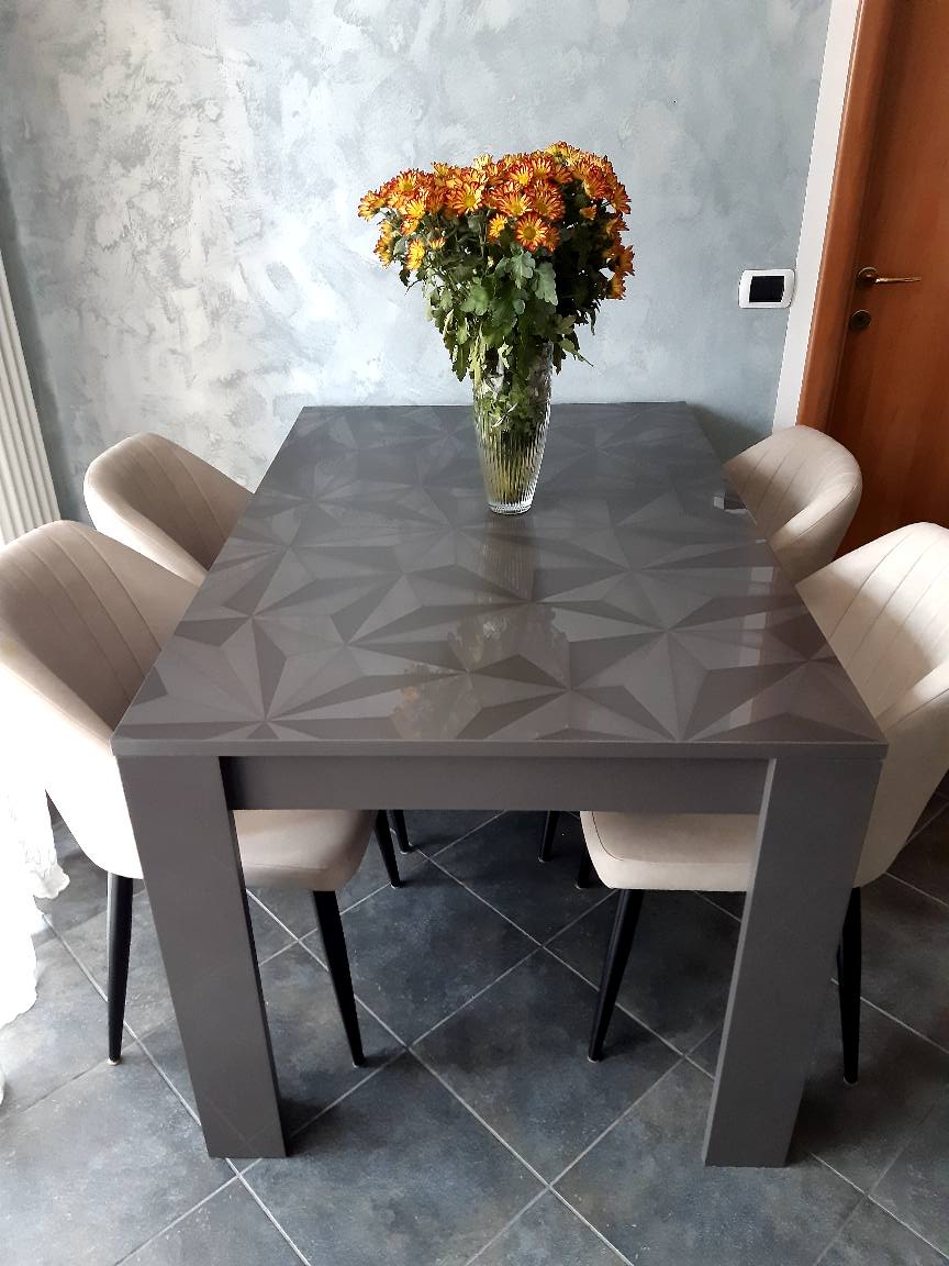 Tavolo serigrafato 6 posti a sedere, finitura grigio lucido