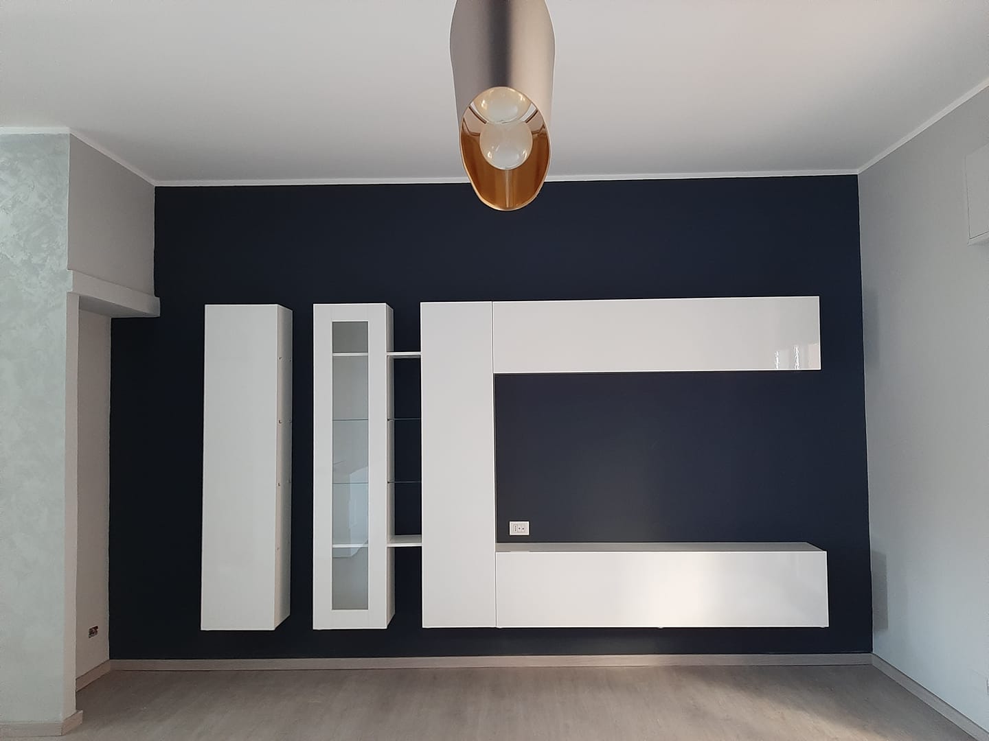 Parete attrezzata con 1 vetrina, 2 colonne e 2 pensili orizzontali, finitura bianco lucido