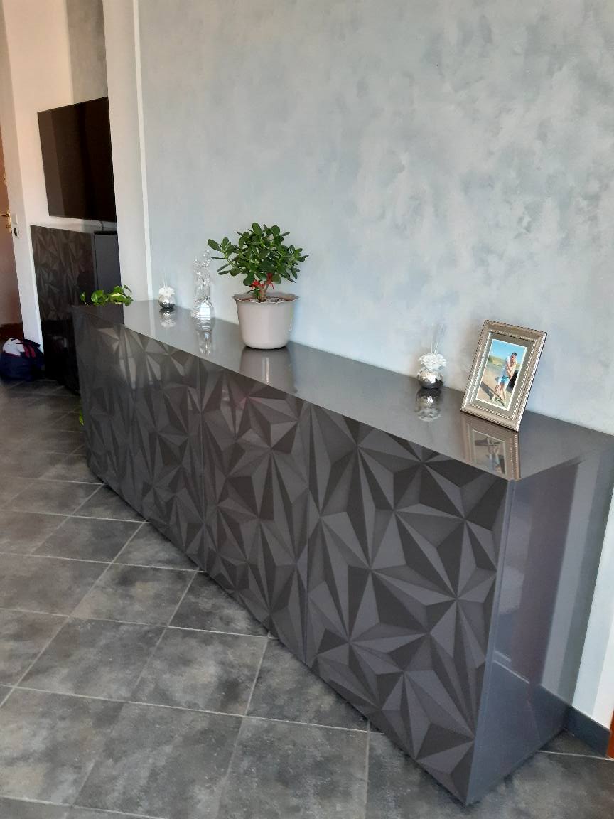 Madia grigio laccato lucido a 4 ante, serigrafia prismatica