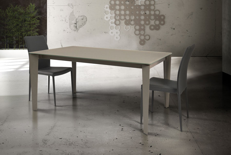 Tavolo in vetro grigio con 2 allunghe da 40 cm.