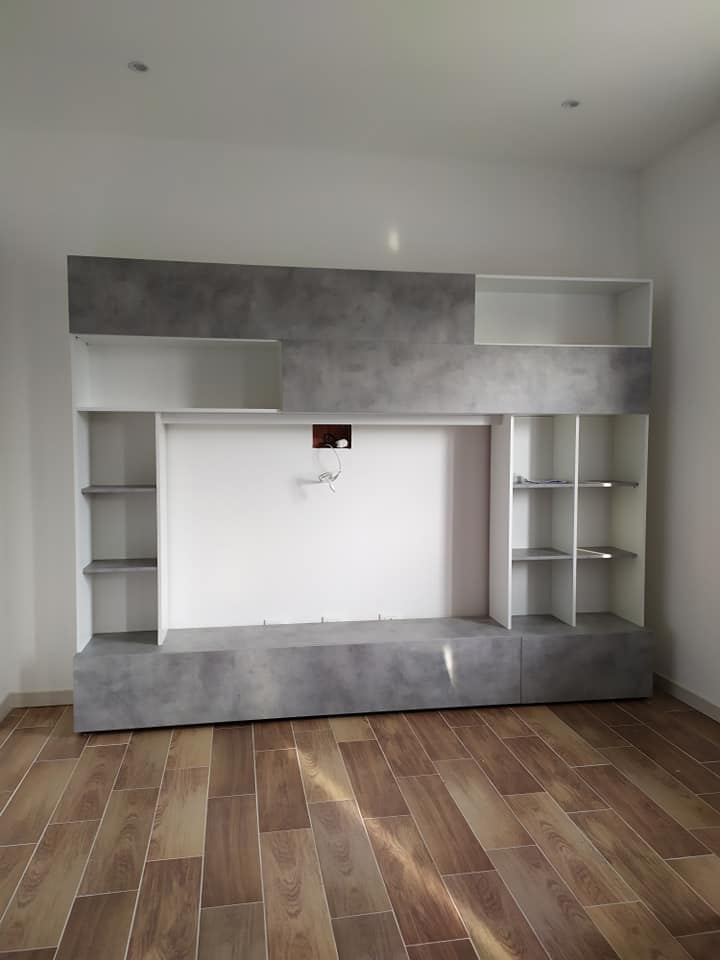 Parete attrezzata moderna con ante e librerie Bianca e Beton