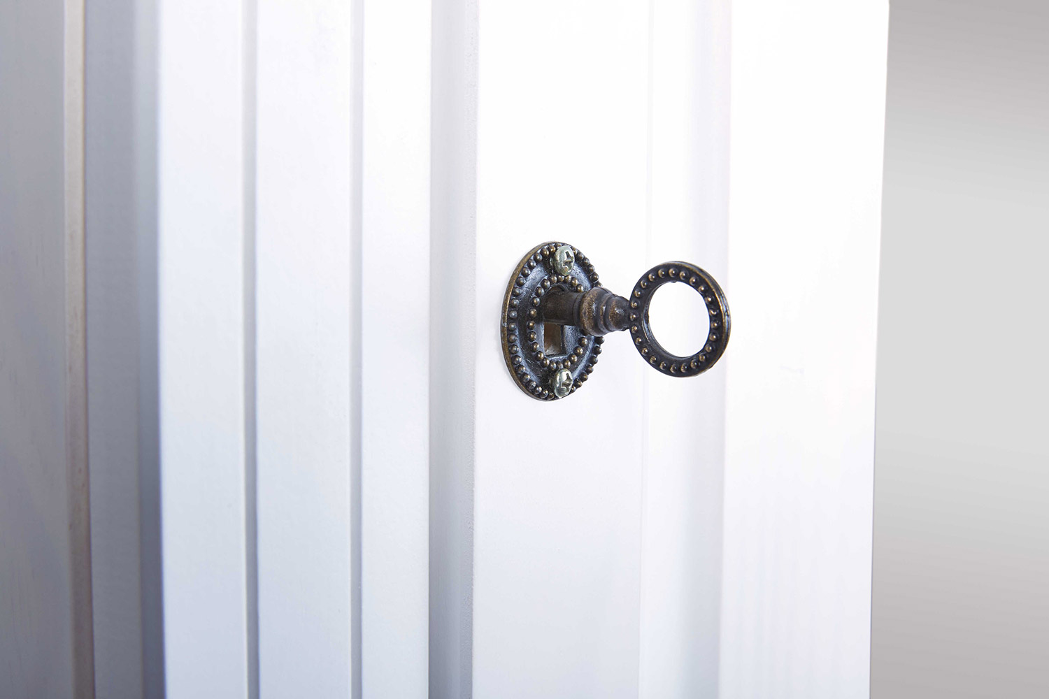 Armadio con piedini e un'anta con specchio in finitura bianco