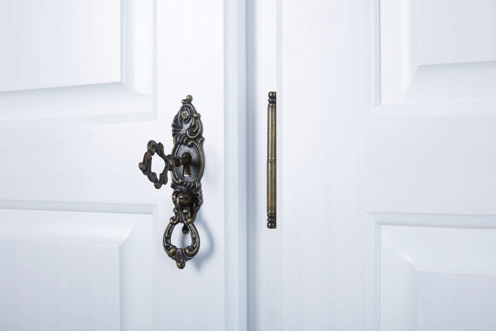 Armadio tre ante + ripiani in pino massello verniciato ad acqua bianco