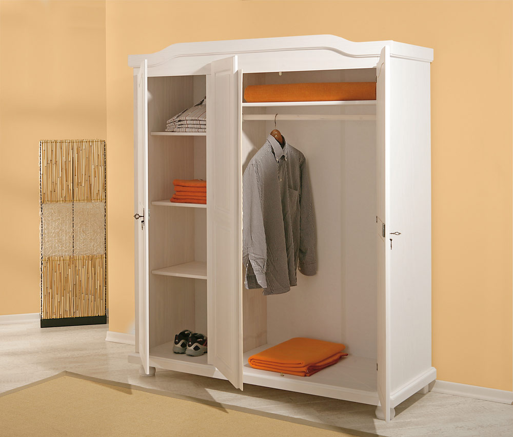 Armadio tre ante + ripiani in pino massello verniciato ad acqua bianco