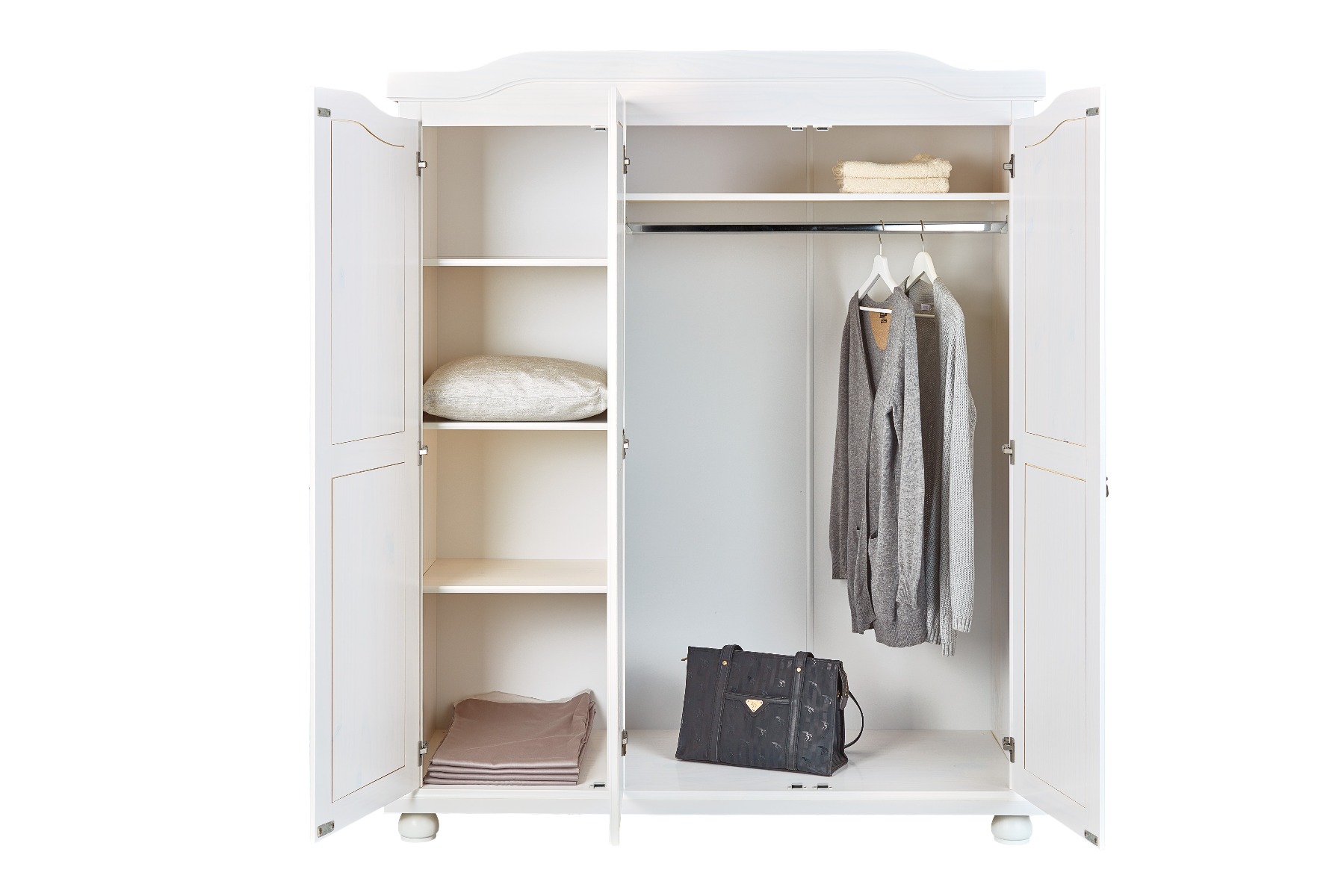 Armadio tre ante + ripiani in pino massello verniciato ad acqua bianco