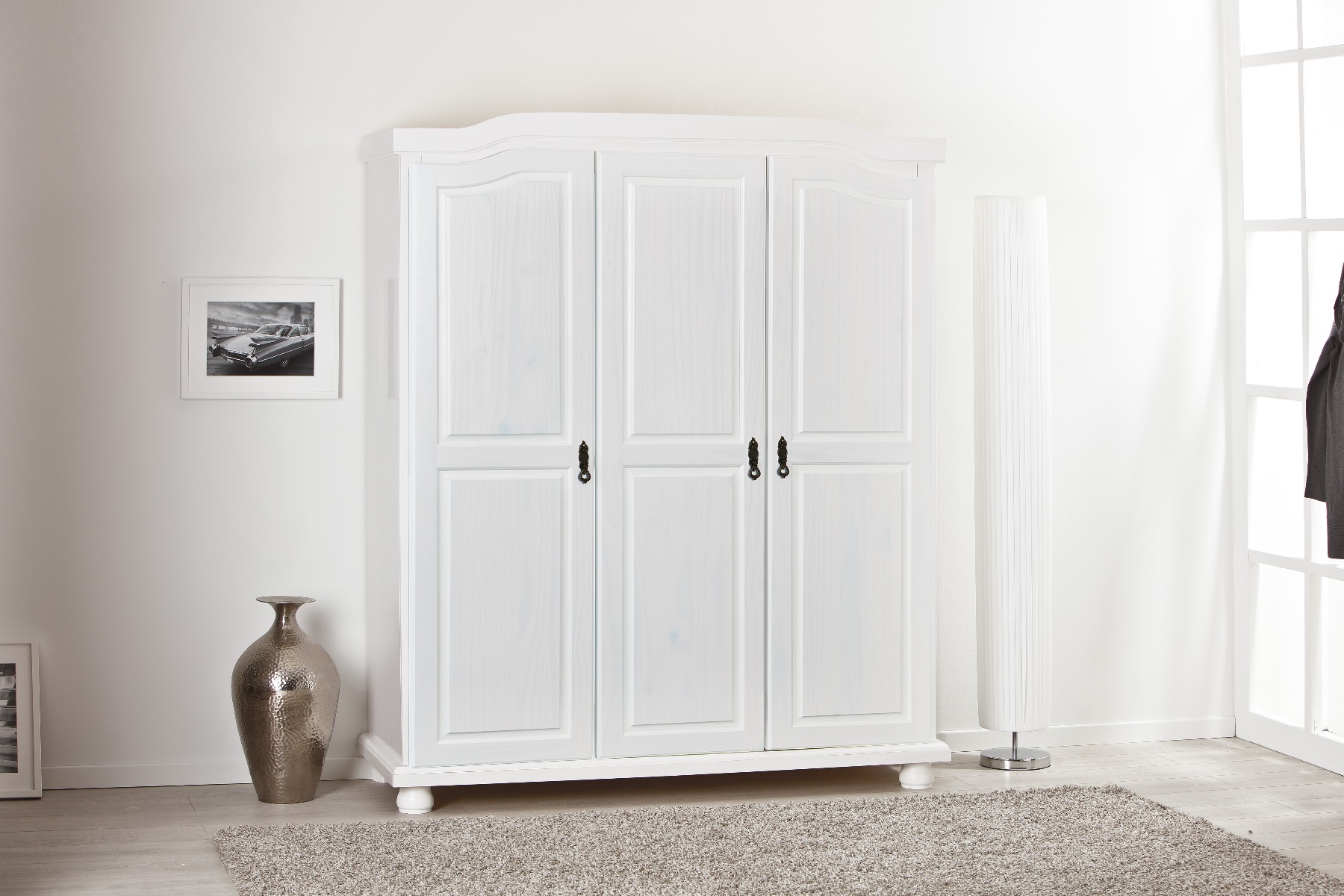 Armadio tre ante + ripiani in pino massello verniciato ad acqua bianco