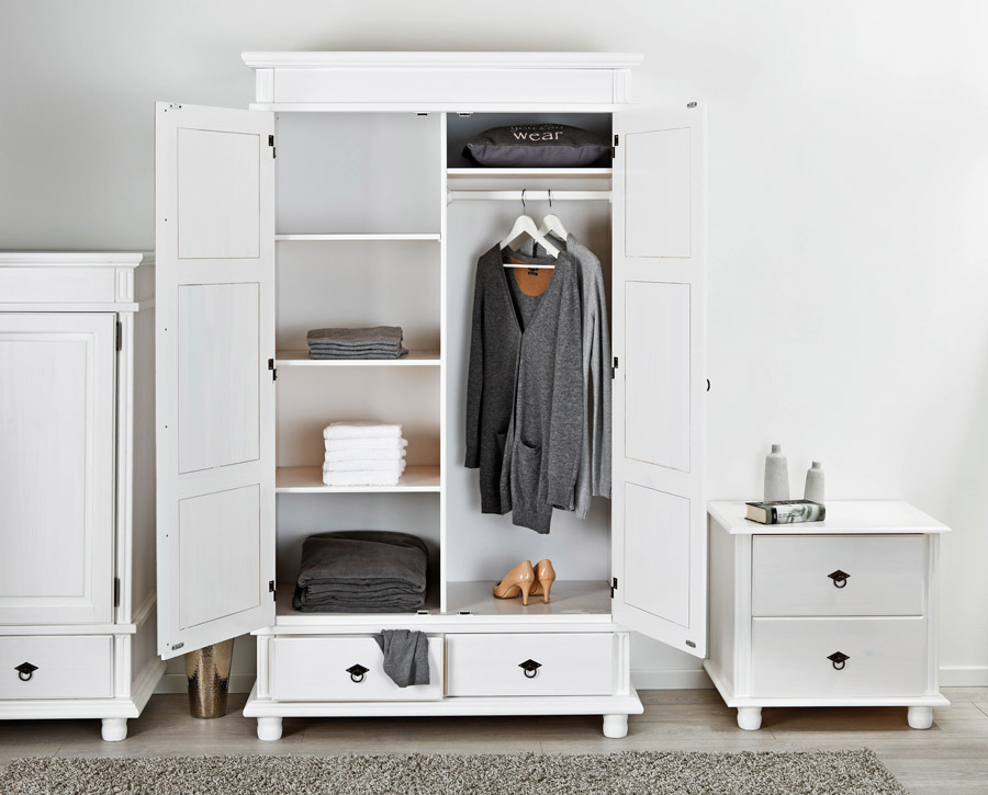 Armadio due ante +due cassetti  pino massello verniciato ad acqua bianco