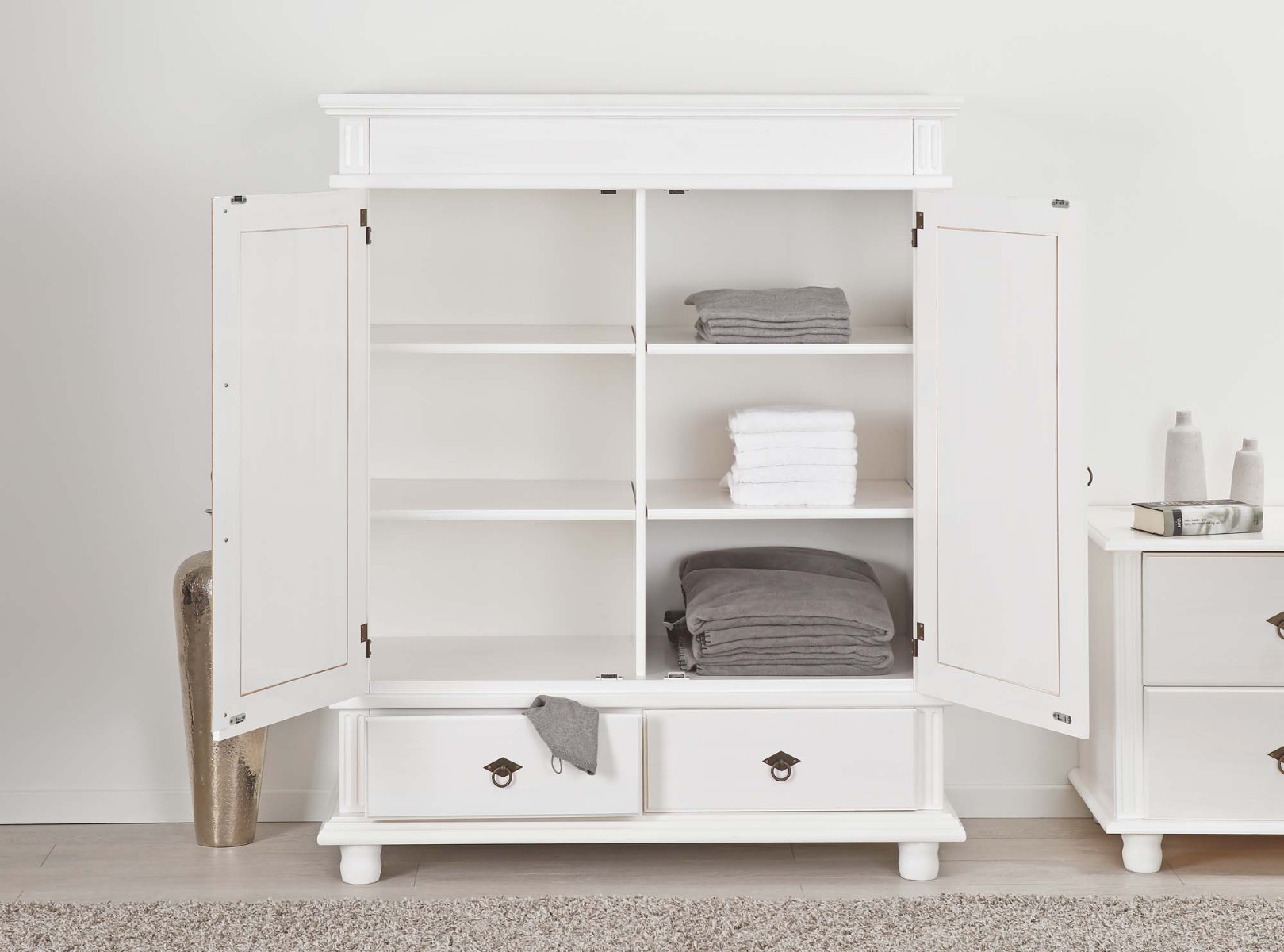 Armadietto due ante + due cassetti H.140 / pino massello verniciato ad acqua bianco