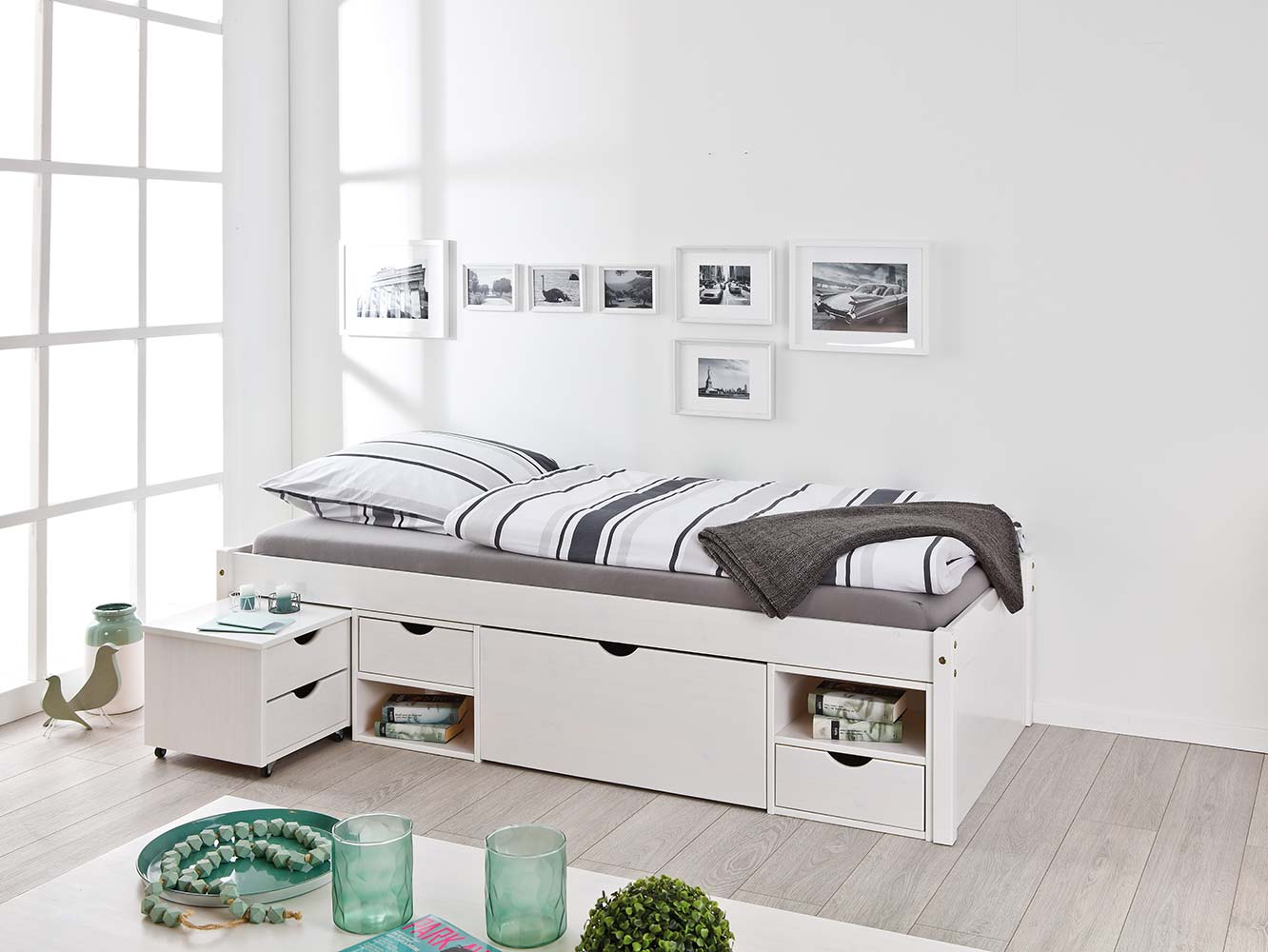 Ampio letto contenitore moderno e comodino con ruote in pino massello 