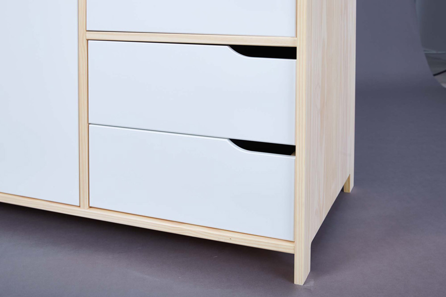 Armadio a 3 ante e 2 cassetti in finitura bianco e legno naturale 