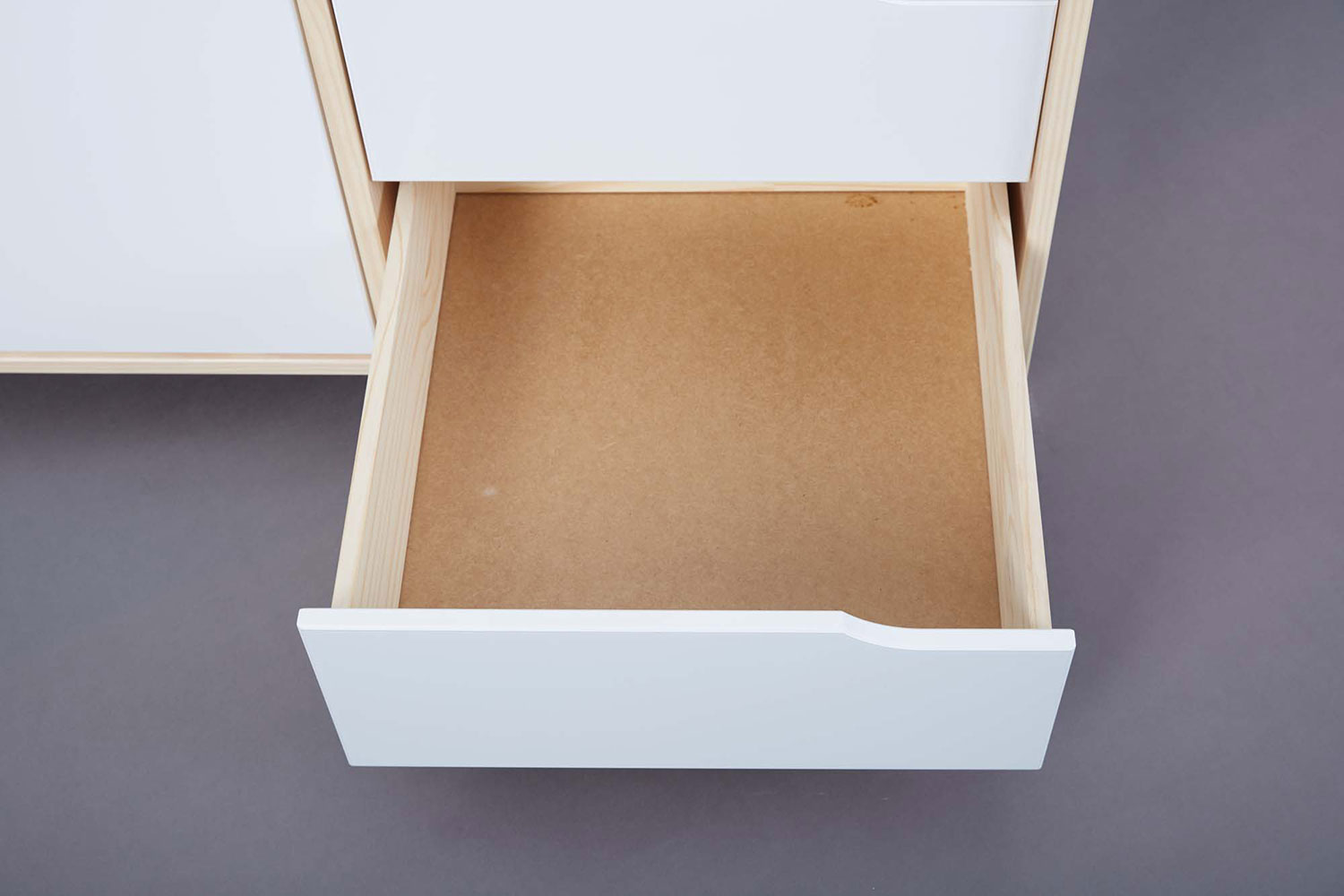 Armadio a 3 ante e 2 cassetti in finitura bianco e legno naturale 