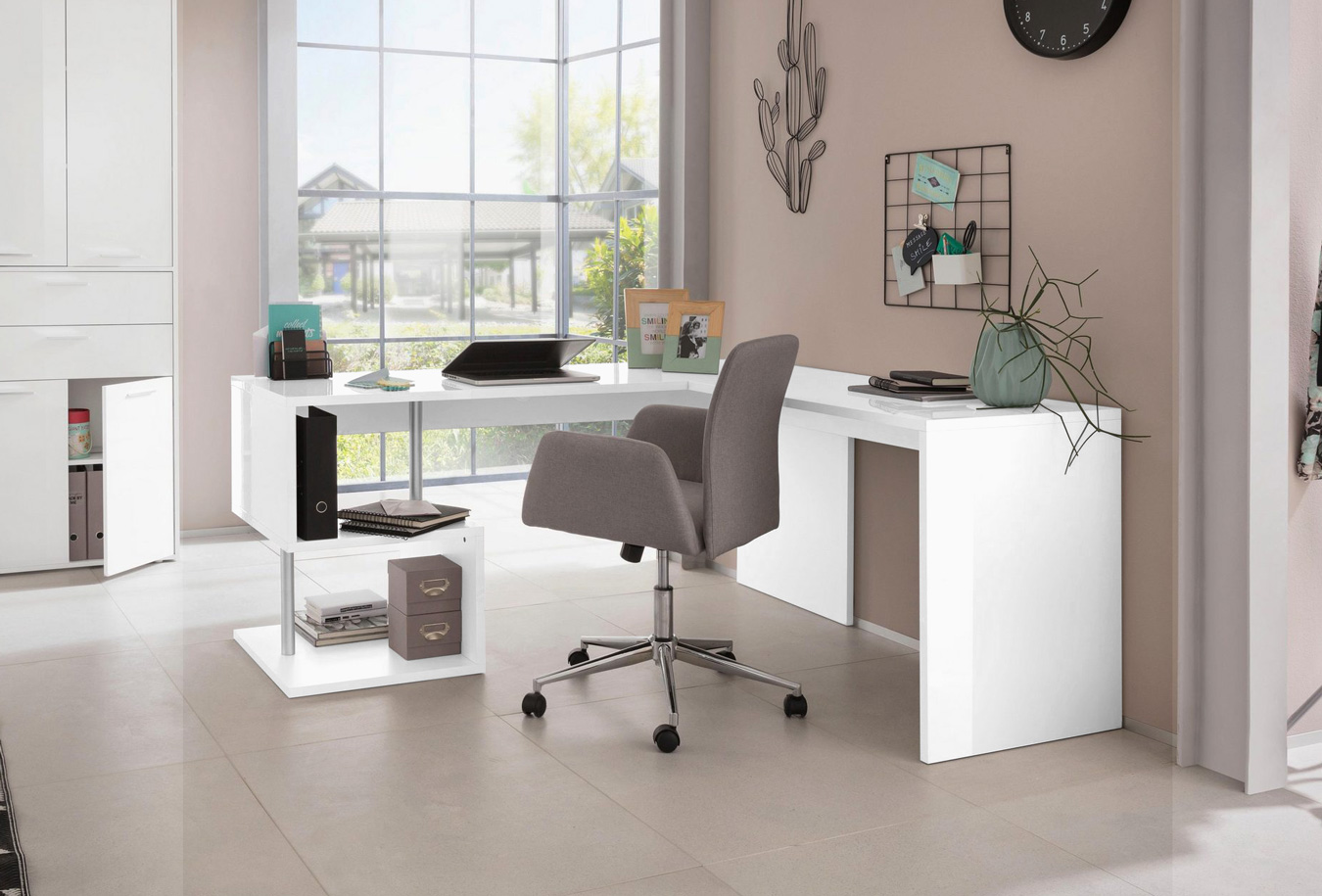Scrivania moderna ad angolo con gamba "S", finitura bianca lucida