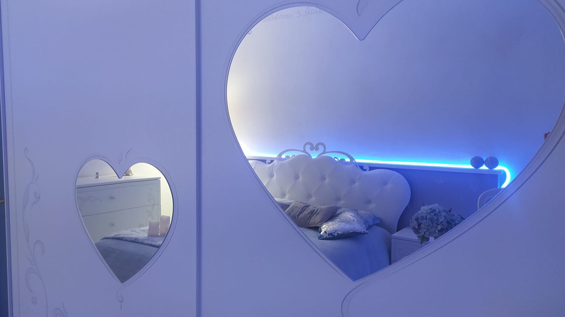 Letto matrimoniale elegante con fregio a cuore e testata imbottita,  Bianco 