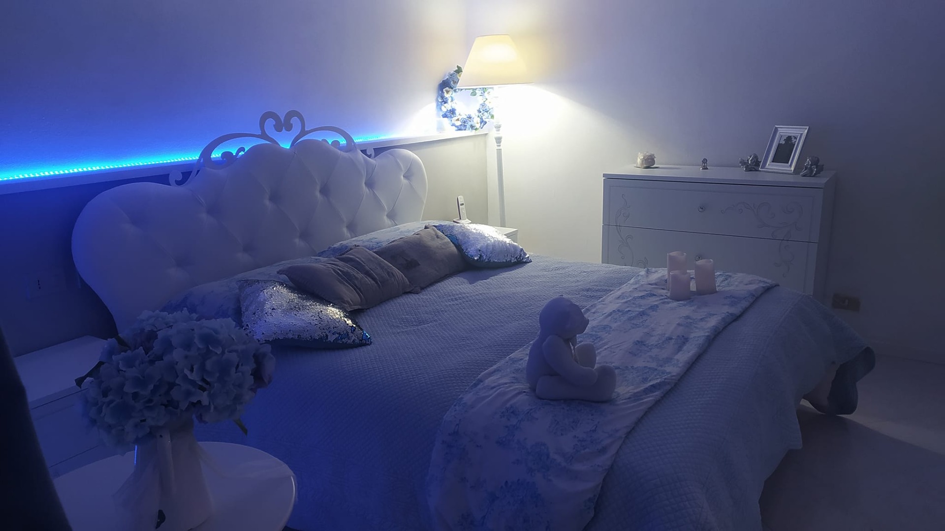 Letto matrimoniale elegante con fregio a cuore e testata imbottita,  Bianco 