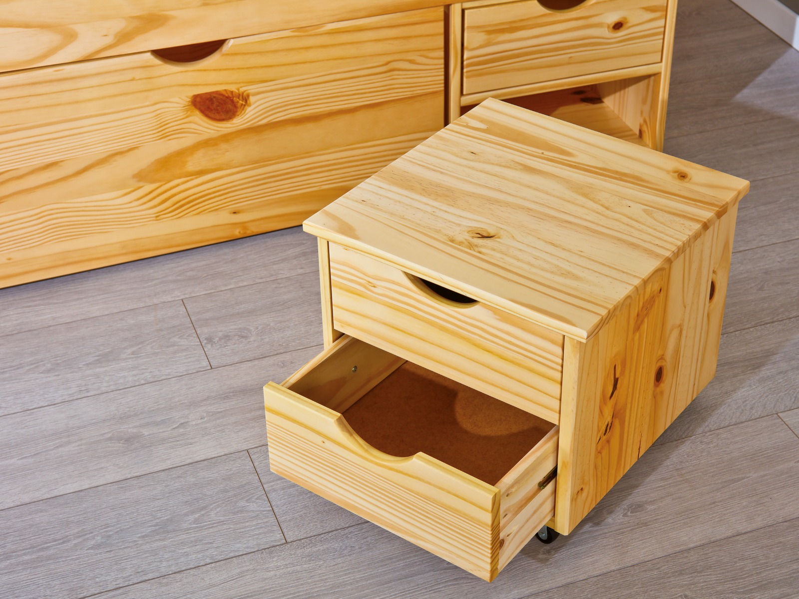 Ampio letto contenitore in pino disponibile 1 piazza e mezza o matrimoniale, con comodino