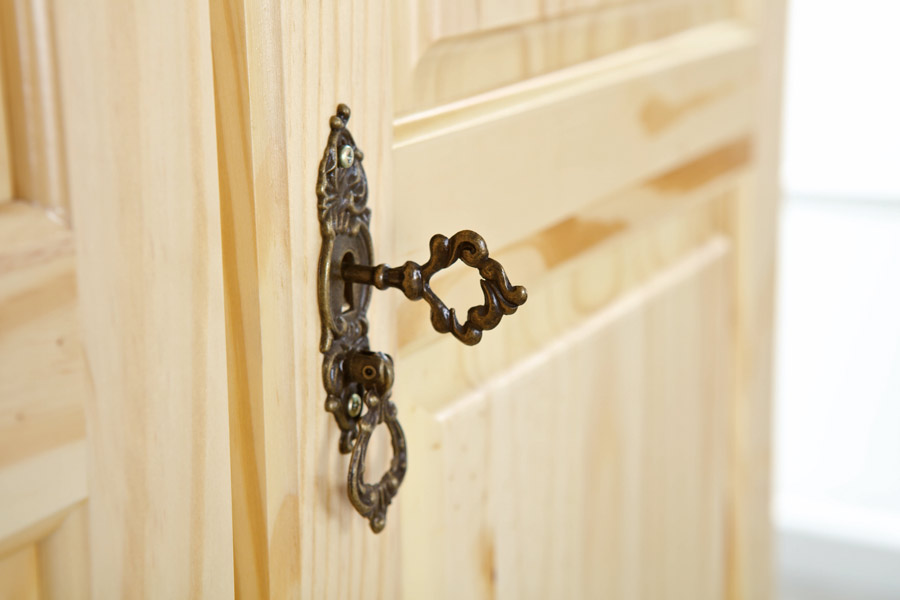 Armadio in legno pino massello  con 2 ante 104x180