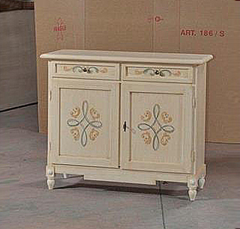 Credenza in legno finitura Avorio pennellato con decori, 2 porte e 2 cassetti 105x94