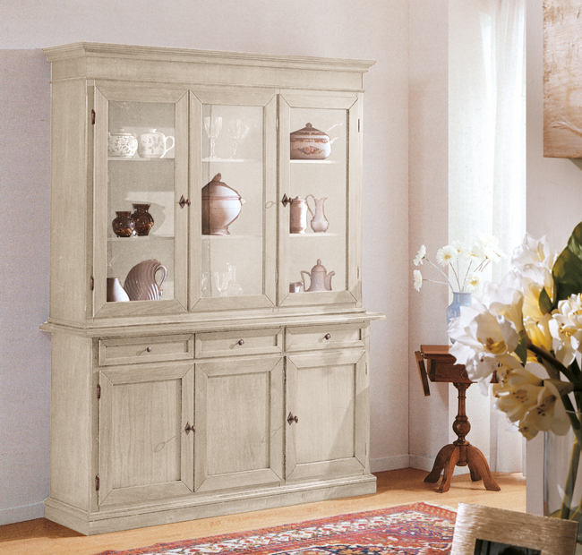 Cristalliera in legno finitura laccato avorio patinato, con 3 porte, 3 cassetti e 3 ante in vetro