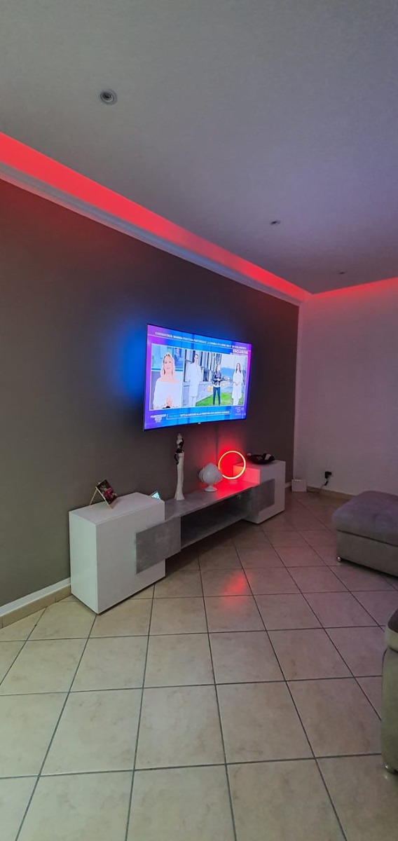 Porta TV Bianco Lucido e Beton con mensola