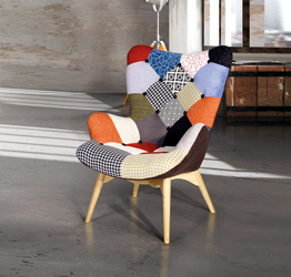 Poltrona patchwork colorata con gambe in legno