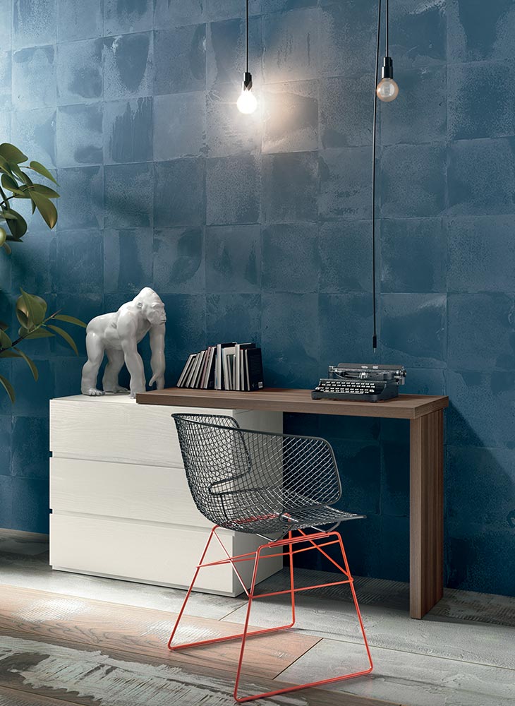 Scrivania moderna con 3 cassetti di alta qualità in finitura Frassinato bianco e Quercia Brown