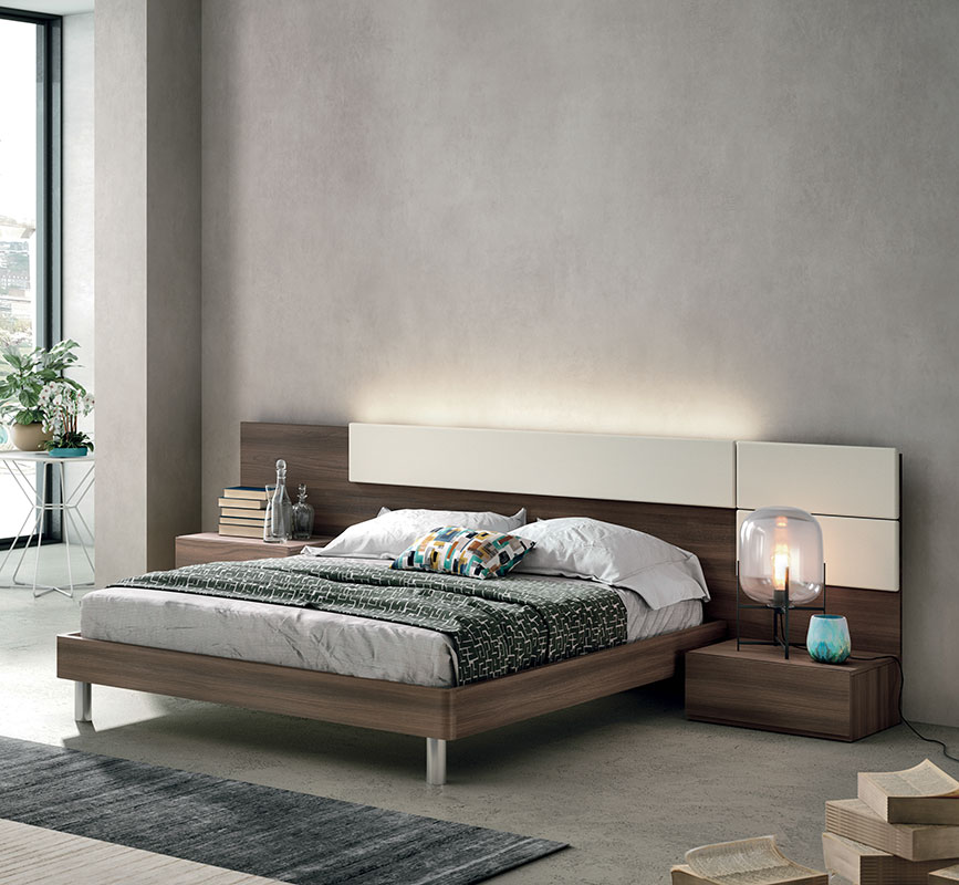 Letto matrimoniale con pediera curva di alta qualità in finitura  Quercia Brown ed Ecopelle bianco 