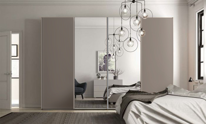 Armadio moderno a 4 ante scorrevoli con 2 specchi, finitura Grigio cenere opaco