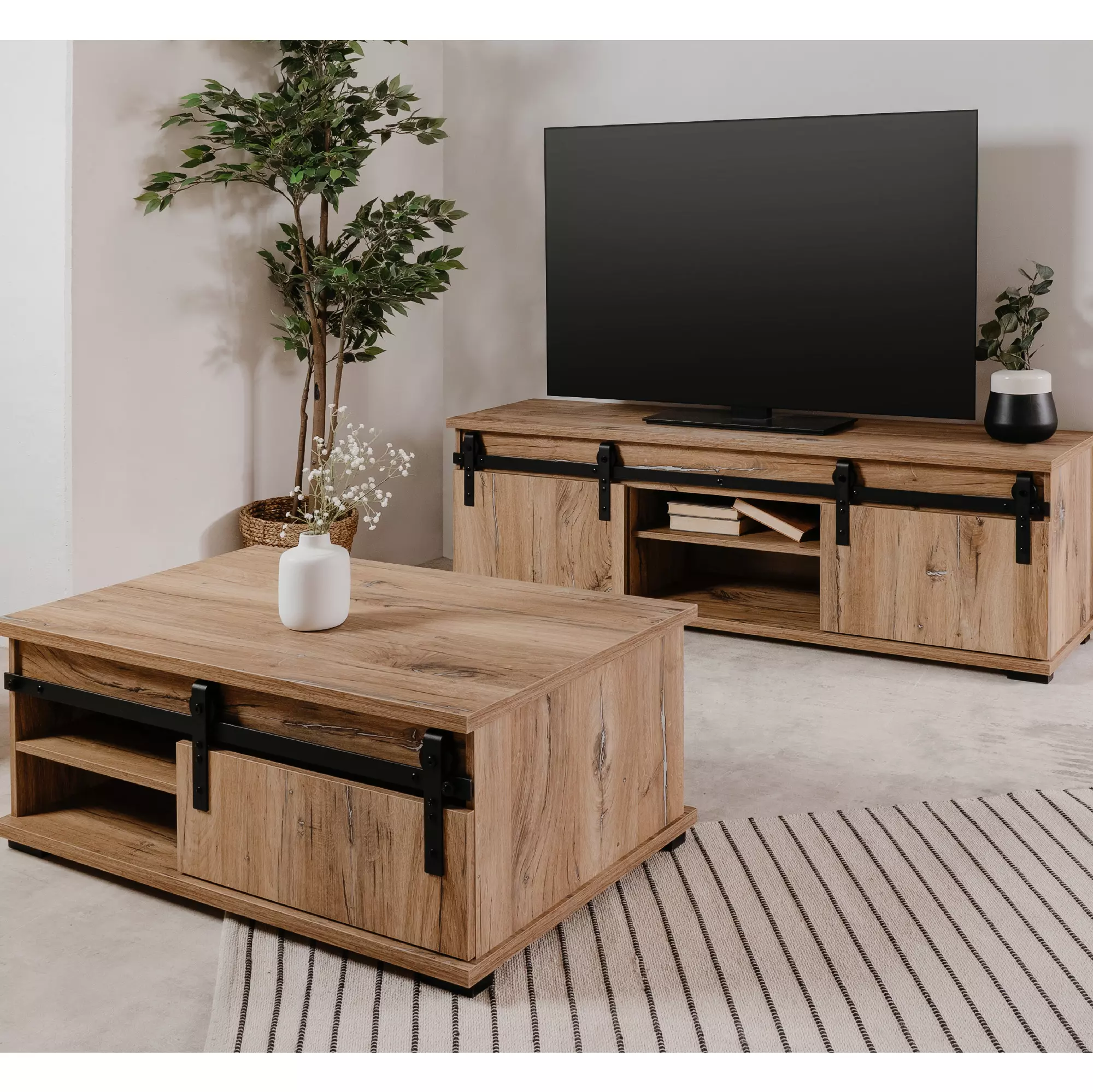 Sala composta da Porta TV e tavolino moderno